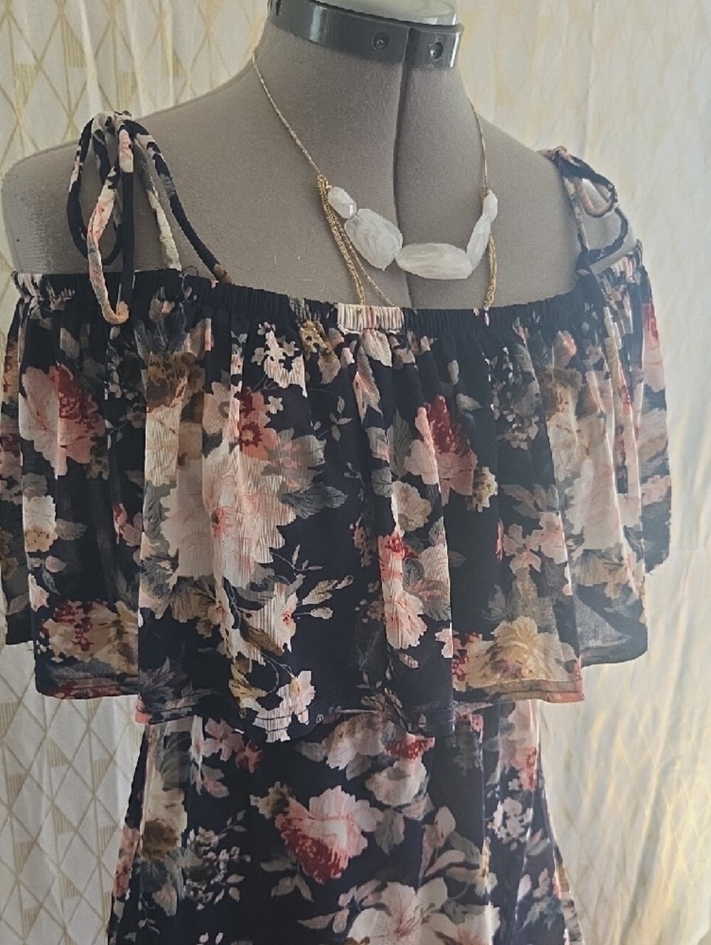Black Floral Off-Shoulder Ruffle Top - Picture 4 of 4